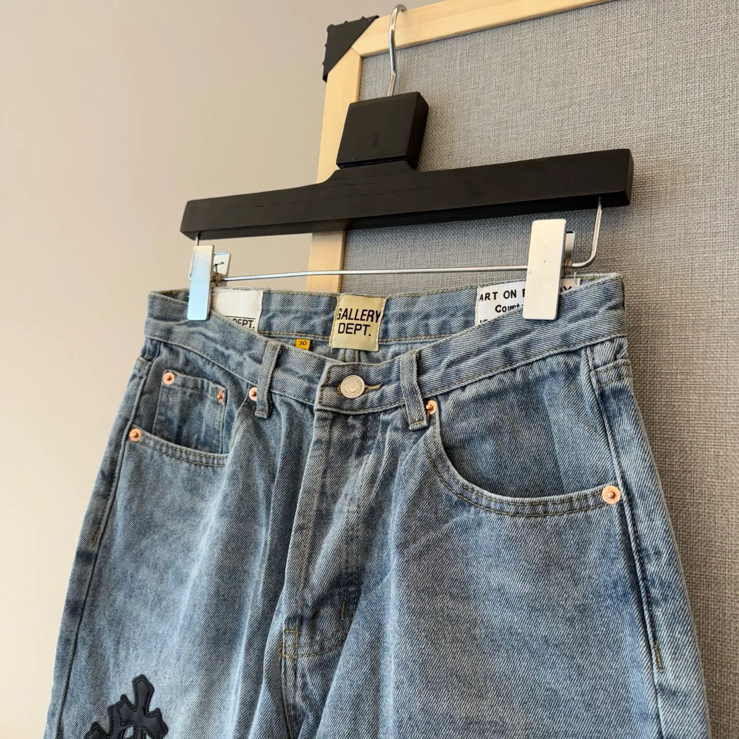 P250 model number: D326 GALLERY DEPT & Chrome hearts. Spliced cross loose washed flared jeans, truly restoring the ultimate vintage texture. Original hardware accessories, washed and other elevators, QR code analysis are all purchased from the original factory, high degree of restoration, you are welcome to compare the products~ Three-dimensional version, loose and comfortable, not picky about the figure, taller and slimmer, factory Seiko, original quality control, same style for men and women, can be matched with couples, versatile recommendation, must-have jeans for all seasons Trendy people have been disappointed. From the quality selection of fabrics, the tailoring of details, and the matching of patterns, everything is impeccable! The upper body is so handsome when worn...it can be easily worn by men, women and children! The craftsmanship is made of heavy-duty washed pure cotton denim fabric. After washing, it is soft and thick. It is very stylish when worn. Size: 28, 30, 32, 34, 36 (S-XXL) Color: Stitching Size reference # 28 trouser length 100 waist 72 30 trouser length 102 waist 76 32 trouser length 104 waist 80 34 trouser length 106 waist 84 36 pants length 108 waist circumference 88